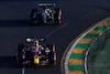 GP AUSTRALIA, Max Verstappen (NLD), Red Bull Racing e Lewis Hamilton (GBR), Mercedes AMG F1  
02.04.2023. Formula 1 World Championship, Rd 3, Australian Grand Prix, Albert Park, Melbourne, Australia, Gara Day.
- www.xpbimages.com, EMail: requests@xpbimages.com ¬© Copyright: Charniaux / XPB Images
