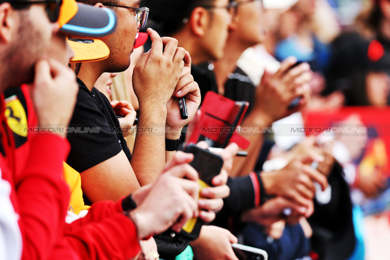 GP AUSTRALIA, Circuit Atmosfera - fans.

30.03.2023. Formula 1 World Championship, Rd 3, Australian Grand Prix, Albert Park, Melbourne, Australia, Preparation Day.

- www.xpbimages.com, EMail: requests@xpbimages.com ¬© Copyright: Moy / XPB Images