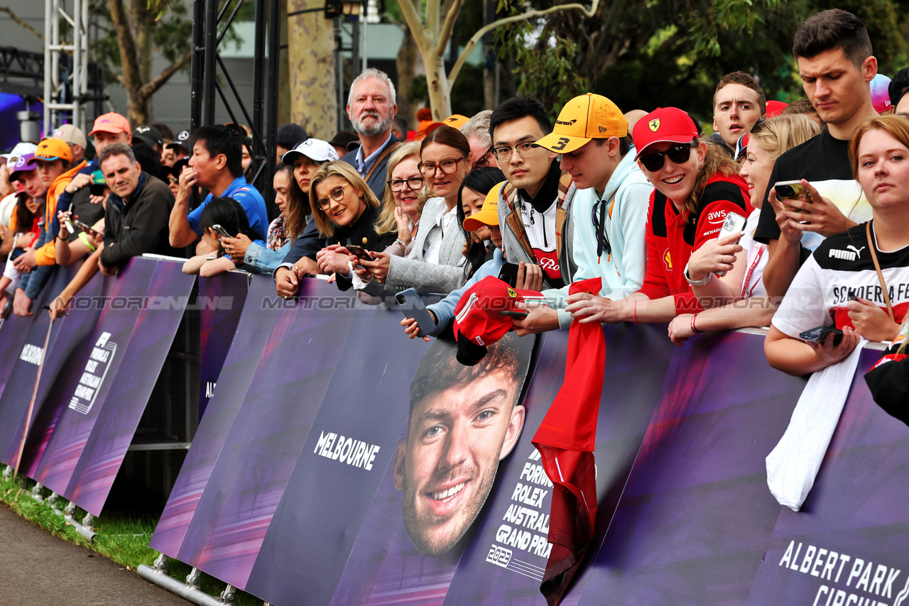 GP AUSTRALIA, Circuit Atmosfera - fans e a Pierre Gasly (FRA) Alpine F1 Team cut out head.

30.03.2023. Formula 1 World Championship, Rd 3, Australian Grand Prix, Albert Park, Melbourne, Australia, Preparation Day.

- www.xpbimages.com, EMail: requests@xpbimages.com ¬© Copyright: Moy / XPB Images