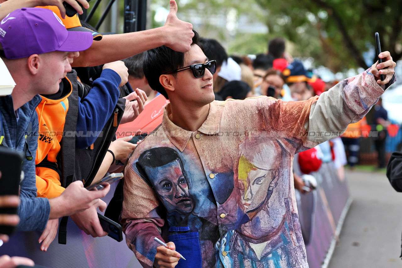 GP AUSTRALIA, Zhou Guanyu (CHN) Alfa Romeo F1 Team with fans.

30.03.2023. Formula 1 World Championship, Rd 3, Australian Grand Prix, Albert Park, Melbourne, Australia, Preparation Day.

- www.xpbimages.com, EMail: requests@xpbimages.com ¬© Copyright: Moy / XPB Images
