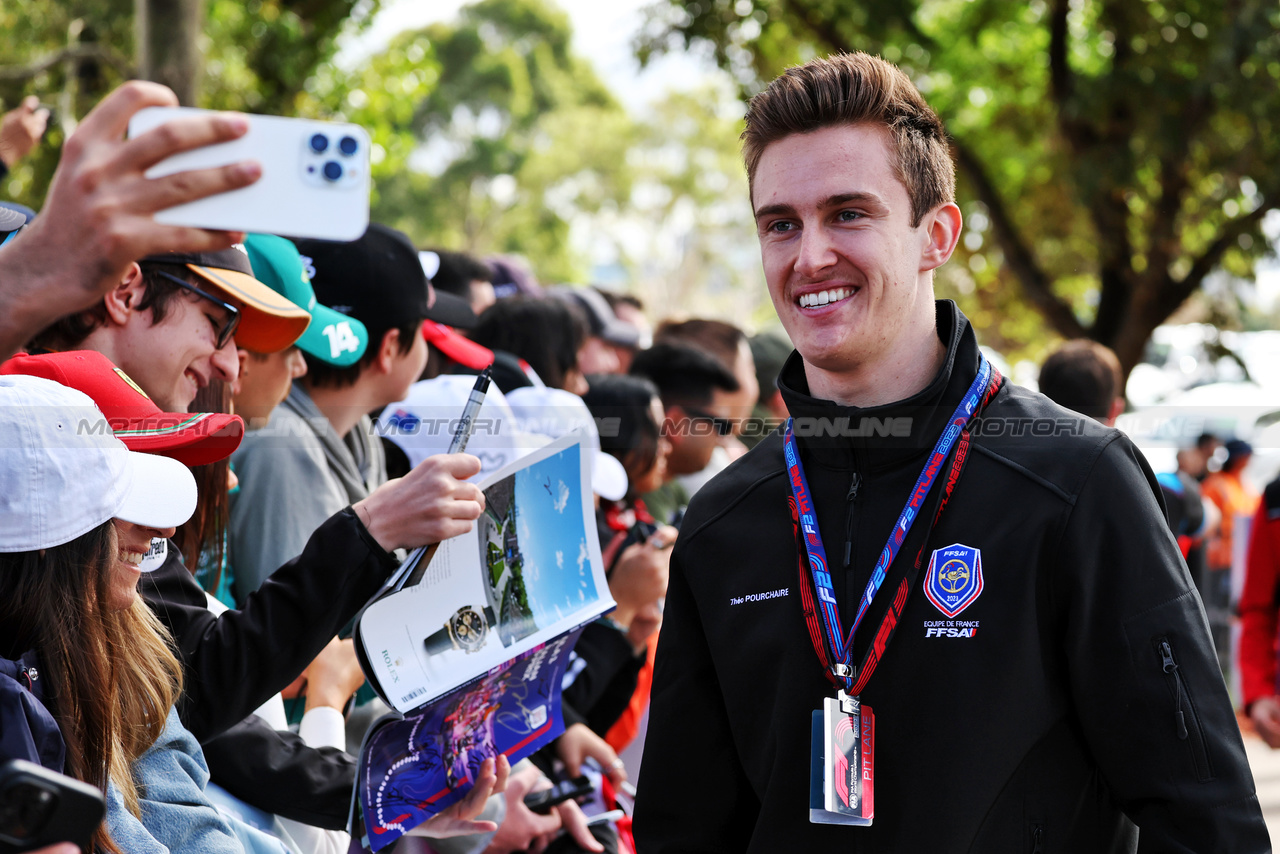 GP AUSTRALIA, Theo Pourchaire (FRA) Alfa Romeo F1 Team Reserve Driver with fans.

30.03.2023. Formula 1 World Championship, Rd 3, Australian Grand Prix, Albert Park, Melbourne, Australia, Preparation Day.

- www.xpbimages.com, EMail: requests@xpbimages.com ¬© Copyright: Moy / XPB Images