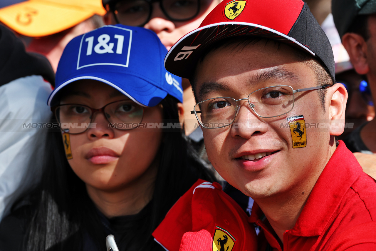 GP AUSTRALIA, Circuit Atmosfera - fans.

30.03.2023. Formula 1 World Championship, Rd 3, Australian Grand Prix, Albert Park, Melbourne, Australia, Preparation Day.

- www.xpbimages.com, EMail: requests@xpbimages.com ¬© Copyright: Moy / XPB Images