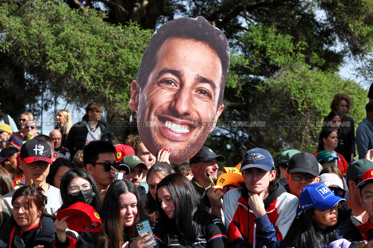 GP AUSTRALIA, Circuit Atmosfera - fans e a Daniel Ricciardo (AUS) Red Bull Racing Reserve e Third Driver face cut out.

30.03.2023. Formula 1 World Championship, Rd 3, Australian Grand Prix, Albert Park, Melbourne, Australia, Preparation Day.

- www.xpbimages.com, EMail: requests@xpbimages.com ¬© Copyright: Moy / XPB Images