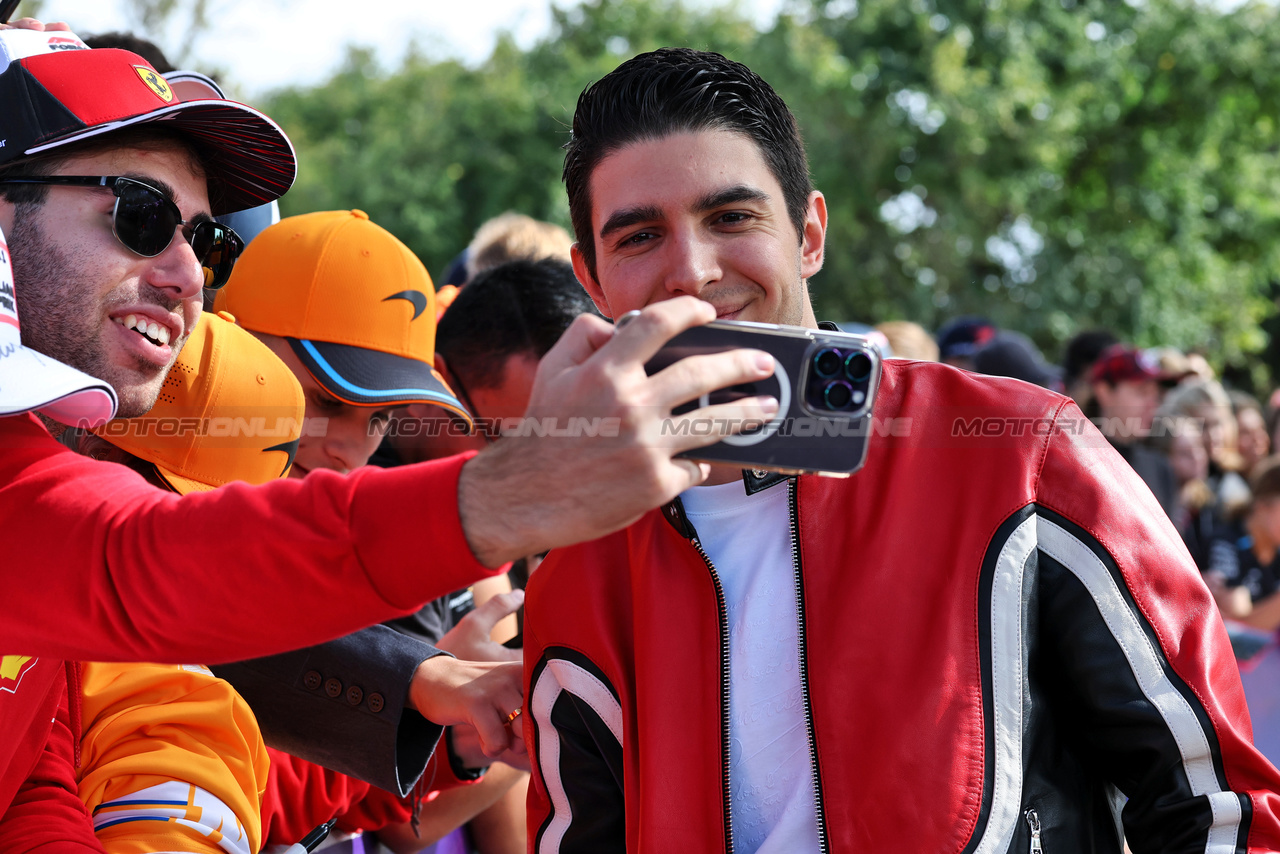 GP AUSTRALIA, Esteban Ocon (FRA) Alpine F1 Team with fans.

30.03.2023. Formula 1 World Championship, Rd 3, Australian Grand Prix, Albert Park, Melbourne, Australia, Preparation Day.

- www.xpbimages.com, EMail: requests@xpbimages.com ¬© Copyright: Moy / XPB Images