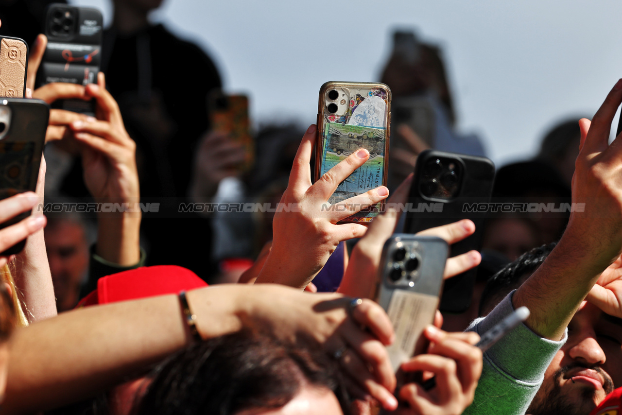 GP AUSTRALIA, Circuit Atmosfera - fans.

30.03.2023. Formula 1 World Championship, Rd 3, Australian Grand Prix, Albert Park, Melbourne, Australia, Preparation Day.

- www.xpbimages.com, EMail: requests@xpbimages.com ¬© Copyright: Moy / XPB Images