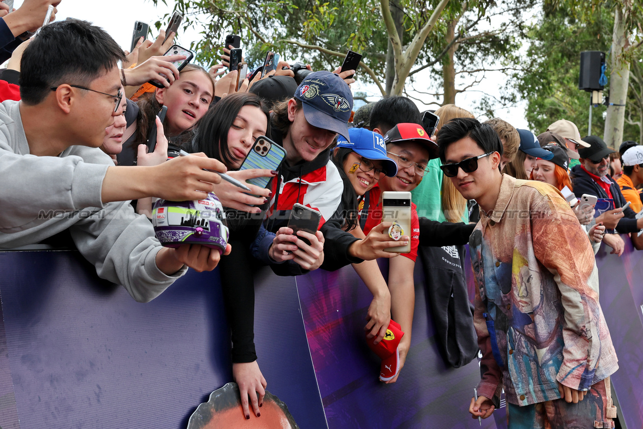 GP AUSTRALIA, Zhou Guanyu (CHN) Alfa Romeo F1 Team with fans.

30.03.2023. Formula 1 World Championship, Rd 3, Australian Grand Prix, Albert Park, Melbourne, Australia, Preparation Day.

- www.xpbimages.com, EMail: requests@xpbimages.com ¬© Copyright: Moy / XPB Images