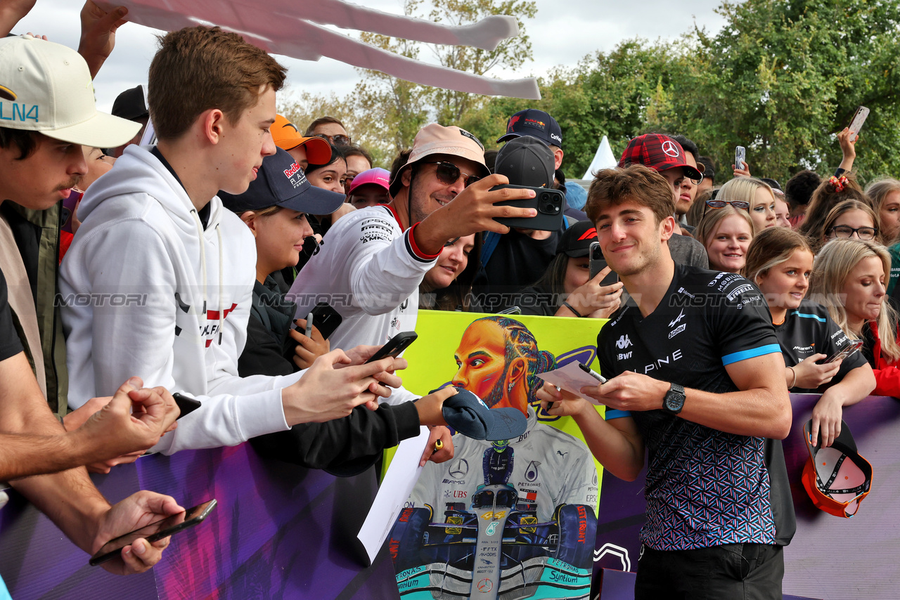 GP AUSTRALIA, Jack Doohan (AUS) Alpine F1 Team Reserve Driver with fans.

30.03.2023. Formula 1 World Championship, Rd 3, Australian Grand Prix, Albert Park, Melbourne, Australia, Preparation Day.

- www.xpbimages.com, EMail: requests@xpbimages.com ¬© Copyright: Moy / XPB Images