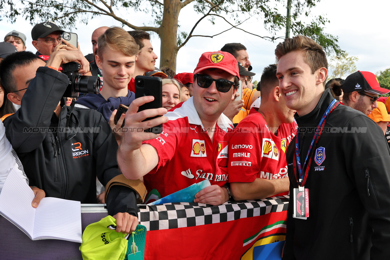 GP AUSTRALIA, Theo Pourchaire (FRA) Alfa Romeo F1 Team Reserve Driver with fans.

30.03.2023. Formula 1 World Championship, Rd 3, Australian Grand Prix, Albert Park, Melbourne, Australia, Preparation Day.

- www.xpbimages.com, EMail: requests@xpbimages.com ¬© Copyright: Moy / XPB Images