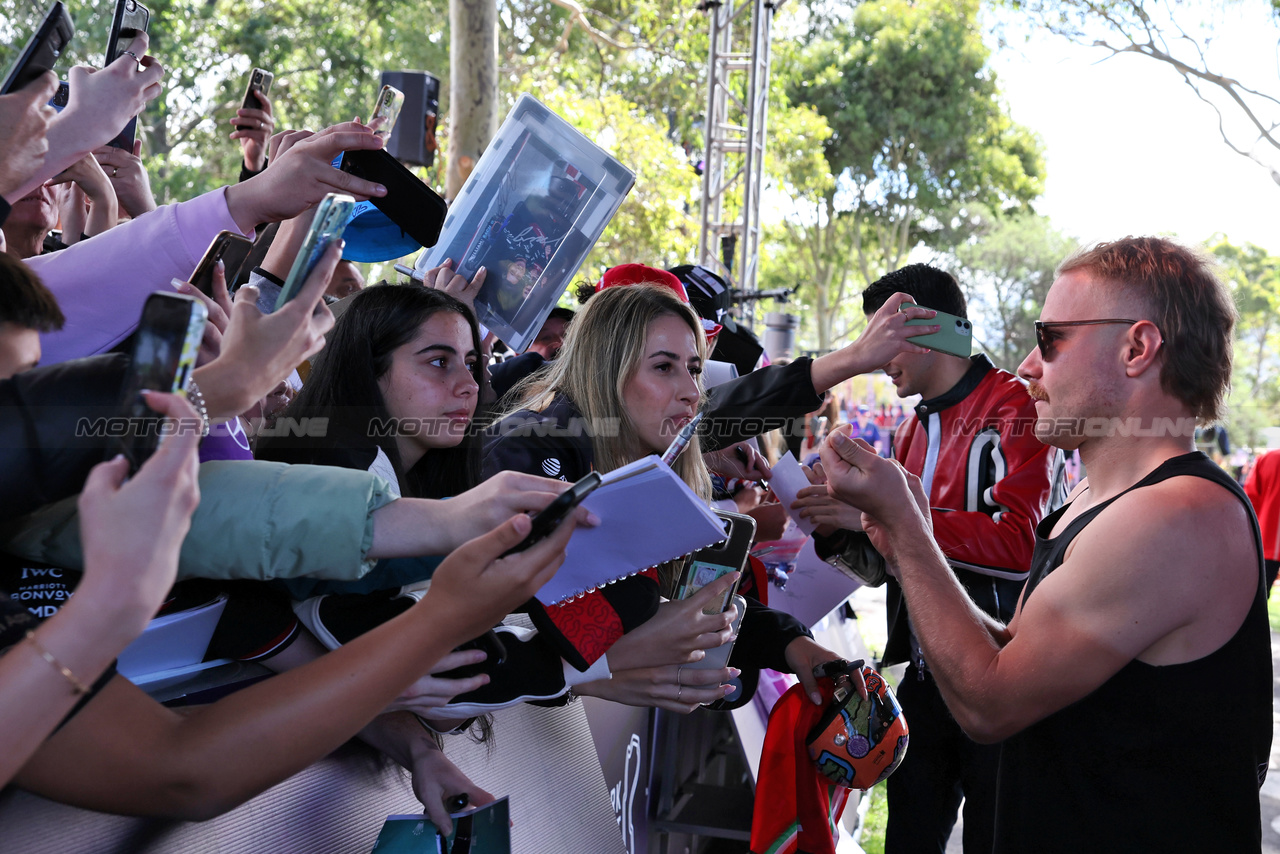 GP AUSTRALIA, Valtteri Bottas (FIN) Alfa Romeo F1 Team with fans.

30.03.2023. Formula 1 World Championship, Rd 3, Australian Grand Prix, Albert Park, Melbourne, Australia, Preparation Day.

- www.xpbimages.com, EMail: requests@xpbimages.com ¬© Copyright: Moy / XPB Images