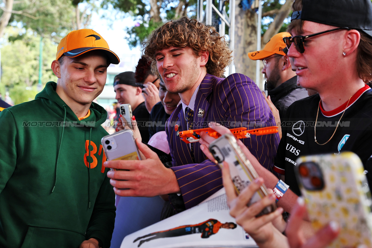 GP AUSTRALIA, Oscar Piastri (AUS) McLaren with fans.

30.03.2023. Formula 1 World Championship, Rd 3, Australian Grand Prix, Albert Park, Melbourne, Australia, Preparation Day.

- www.xpbimages.com, EMail: requests@xpbimages.com ¬© Copyright: Moy / XPB Images