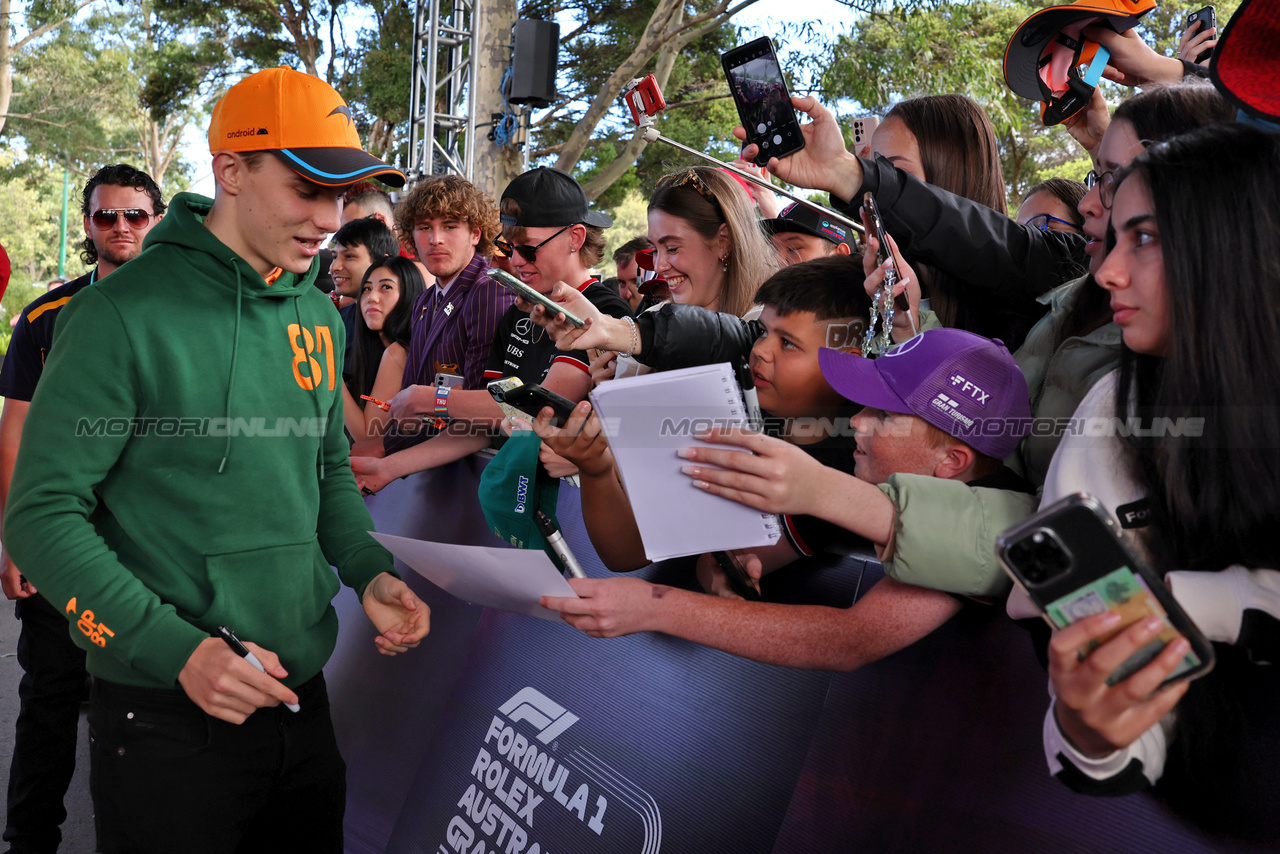 GP AUSTRALIA, Oscar Piastri (AUS) McLaren with fans.

30.03.2023. Formula 1 World Championship, Rd 3, Australian Grand Prix, Albert Park, Melbourne, Australia, Preparation Day.

- www.xpbimages.com, EMail: requests@xpbimages.com ¬© Copyright: Moy / XPB Images