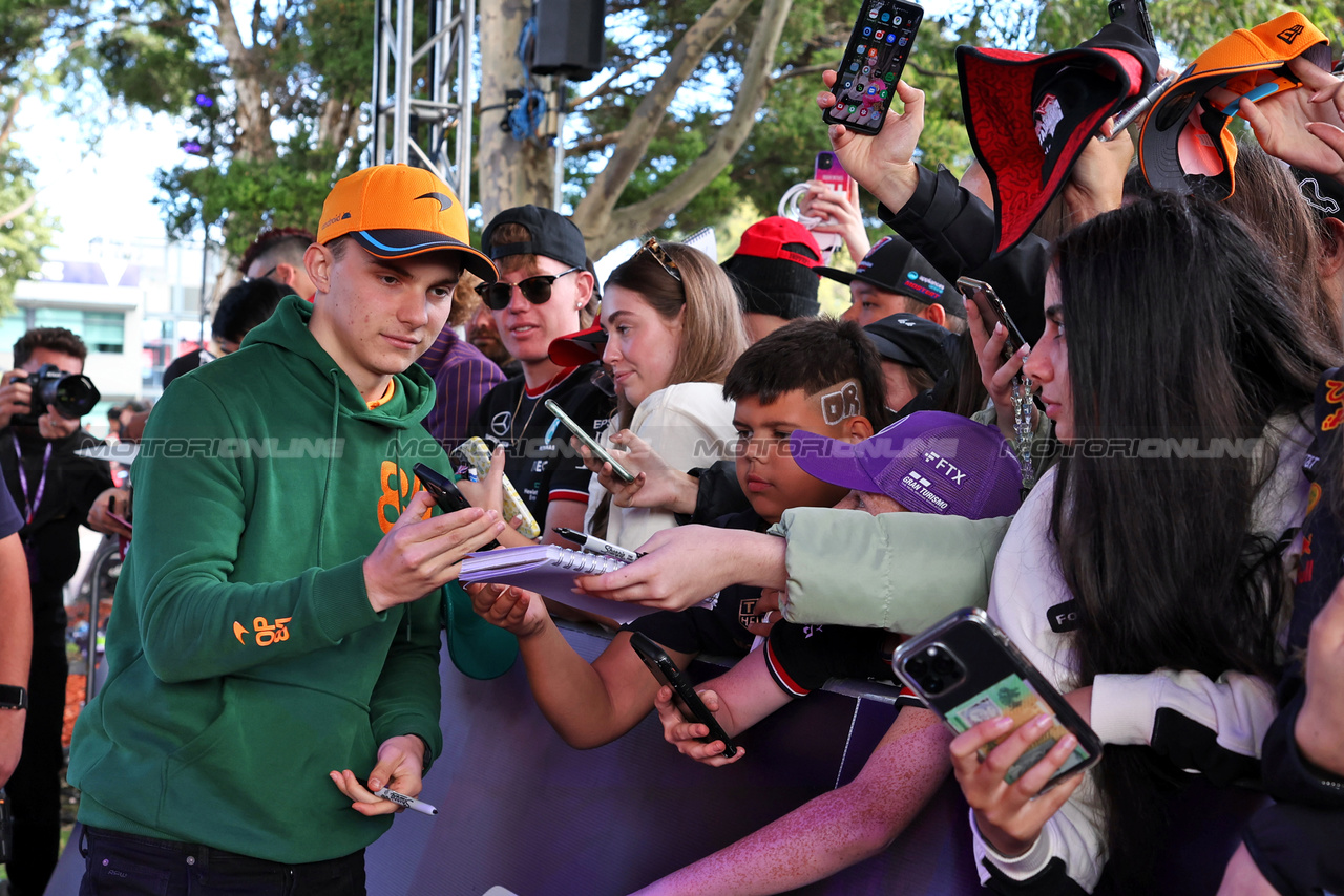 GP AUSTRALIA, Oscar Piastri (AUS) McLaren with fans.

30.03.2023. Formula 1 World Championship, Rd 3, Australian Grand Prix, Albert Park, Melbourne, Australia, Preparation Day.

- www.xpbimages.com, EMail: requests@xpbimages.com ¬© Copyright: Moy / XPB Images