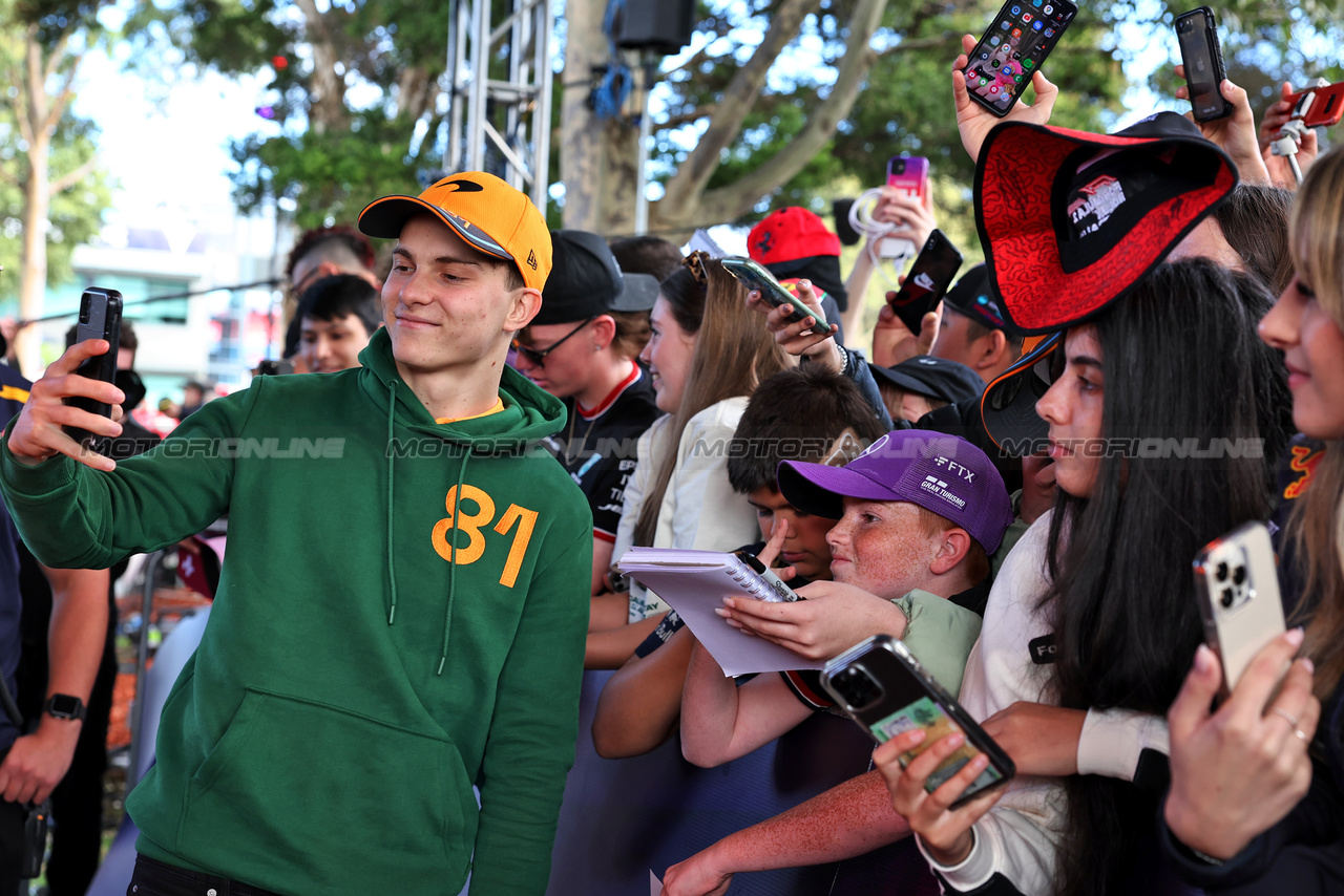 GP AUSTRALIA, Oscar Piastri (AUS) McLaren with fans.

30.03.2023. Formula 1 World Championship, Rd 3, Australian Grand Prix, Albert Park, Melbourne, Australia, Preparation Day.

- www.xpbimages.com, EMail: requests@xpbimages.com ¬© Copyright: Moy / XPB Images
