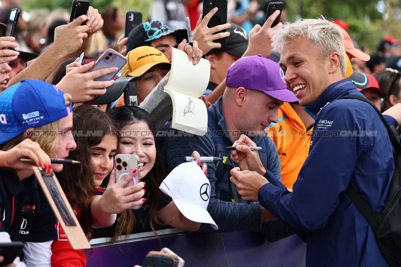GP AUSTRALIA, Alexander Albon (THA) Williams Racing with fans.

30.03.2023. Formula 1 World Championship, Rd 3, Australian Grand Prix, Albert Park, Melbourne, Australia, Preparation Day.

- www.xpbimages.com, EMail: requests@xpbimages.com ¬© Copyright: Batchelor / XPB Images
