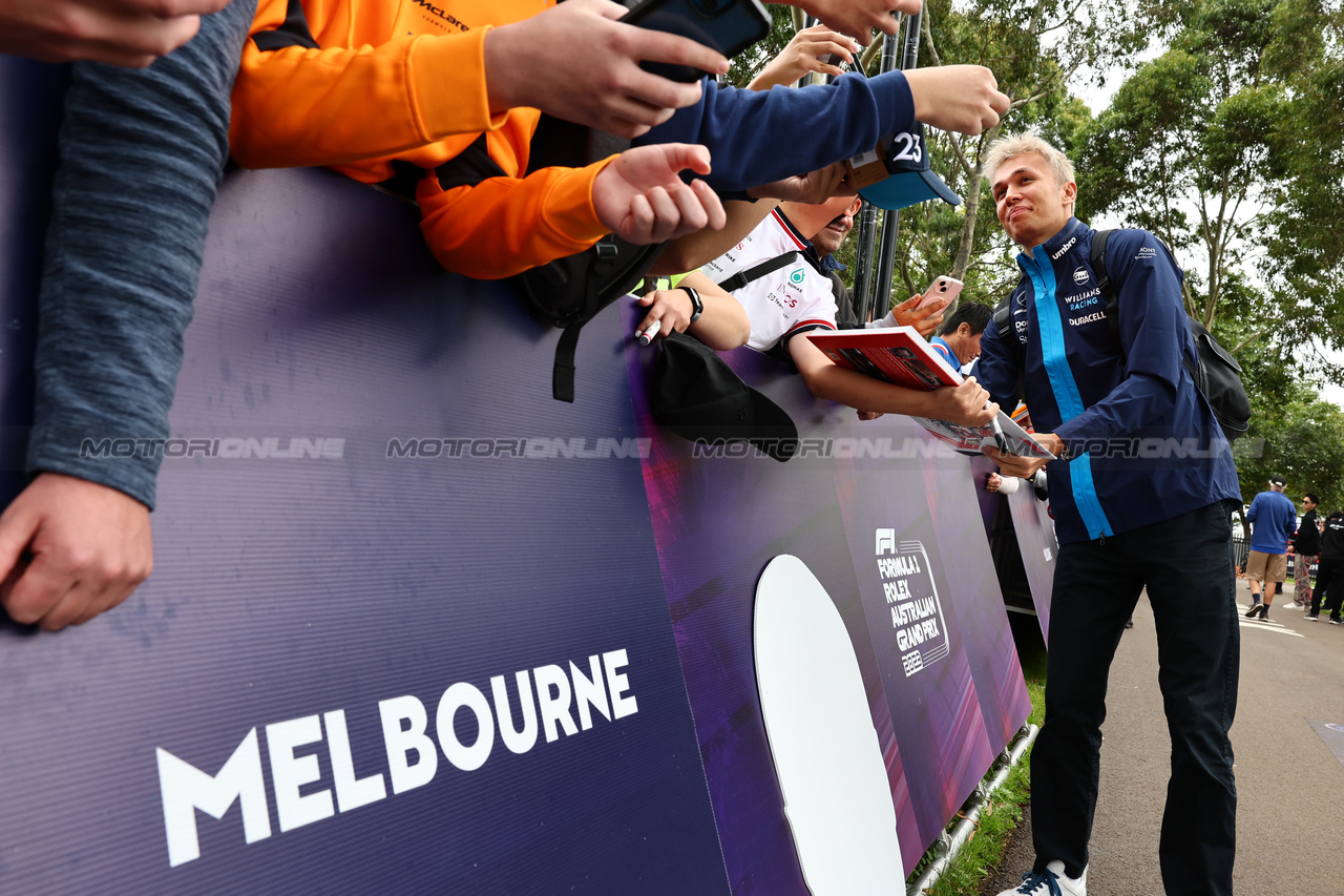 GP AUSTRALIA, Alexander Albon (THA) Williams Racing with fans.

30.03.2023. Formula 1 World Championship, Rd 3, Australian Grand Prix, Albert Park, Melbourne, Australia, Preparation Day.

- www.xpbimages.com, EMail: requests@xpbimages.com ¬© Copyright: Batchelor / XPB Images