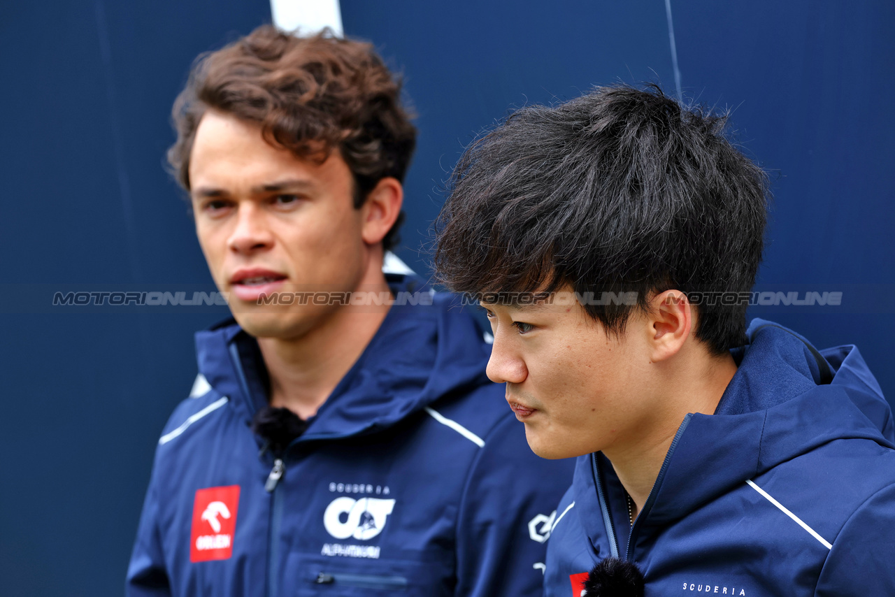 GP AUSTRALIA, Yuki Tsunoda (JPN) AlphaTauri with Nyck de Vries (NLD) AlphaTauri.

29.03.2023. Formula 1 World Championship, Rd 3, Australian Grand Prix, Albert Park, Melbourne, Australia, Preparation Day.

 - www.xpbimages.com, EMail: requests@xpbimages.com ¬© Copyright: Coates / XPB Images
