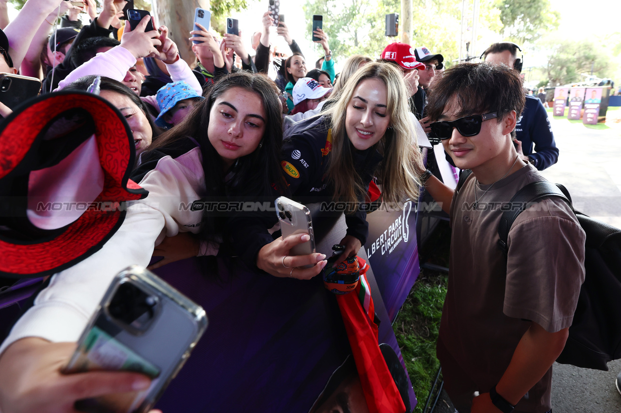 GP AUSTRALIA, Yuki Tsunoda (JPN) AlphaTauri with fans.

30.03.2023. Formula 1 World Championship, Rd 3, Australian Grand Prix, Albert Park, Melbourne, Australia, Preparation Day.

 - www.xpbimages.com, EMail: requests@xpbimages.com ¬© Copyright: Coates / XPB Images