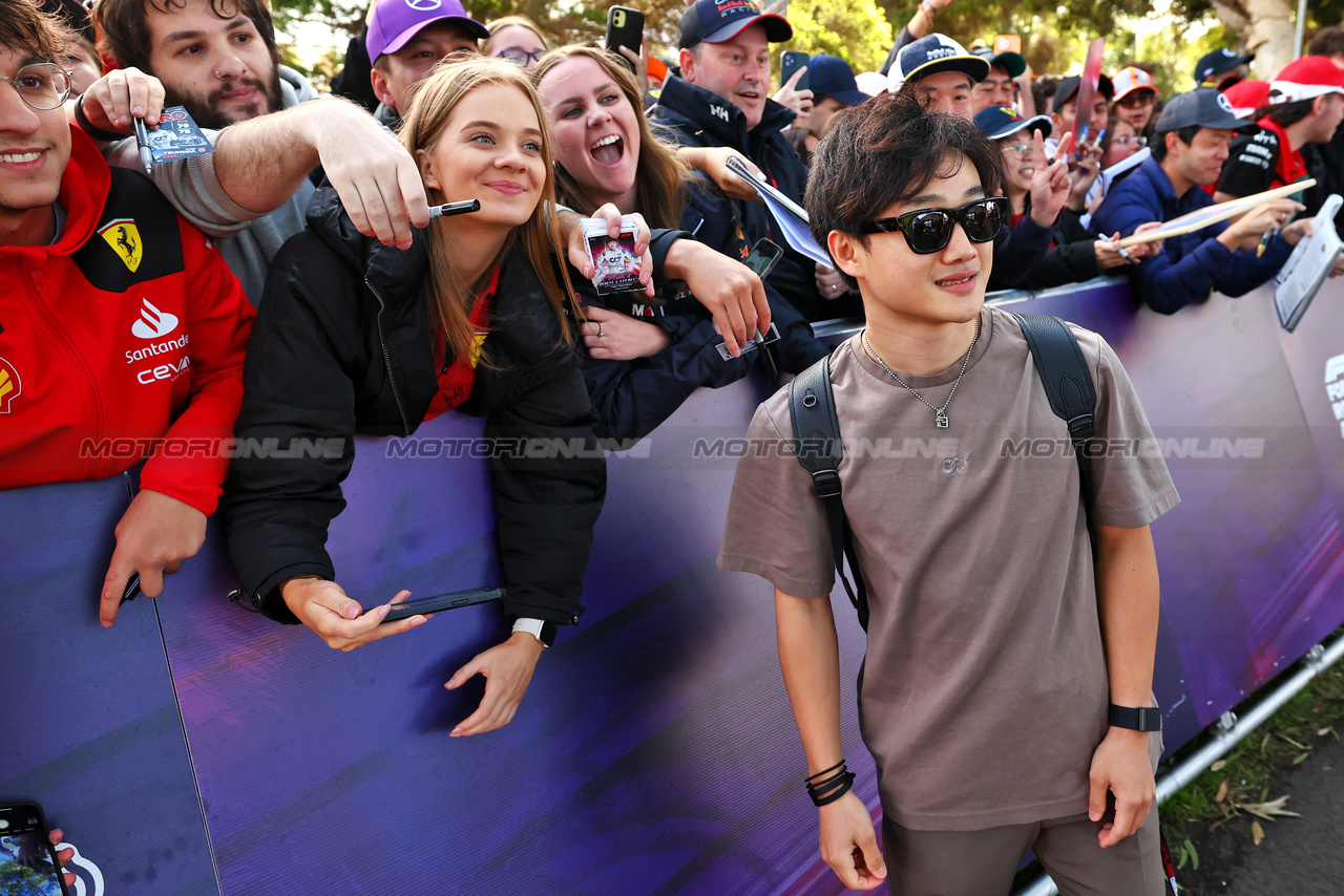 GP AUSTRALIA, Yuki Tsunoda (JPN) AlphaTauri with fans.

30.03.2023. Formula 1 World Championship, Rd 3, Australian Grand Prix, Albert Park, Melbourne, Australia, Preparation Day.

 - www.xpbimages.com, EMail: requests@xpbimages.com ¬© Copyright: Coates / XPB Images