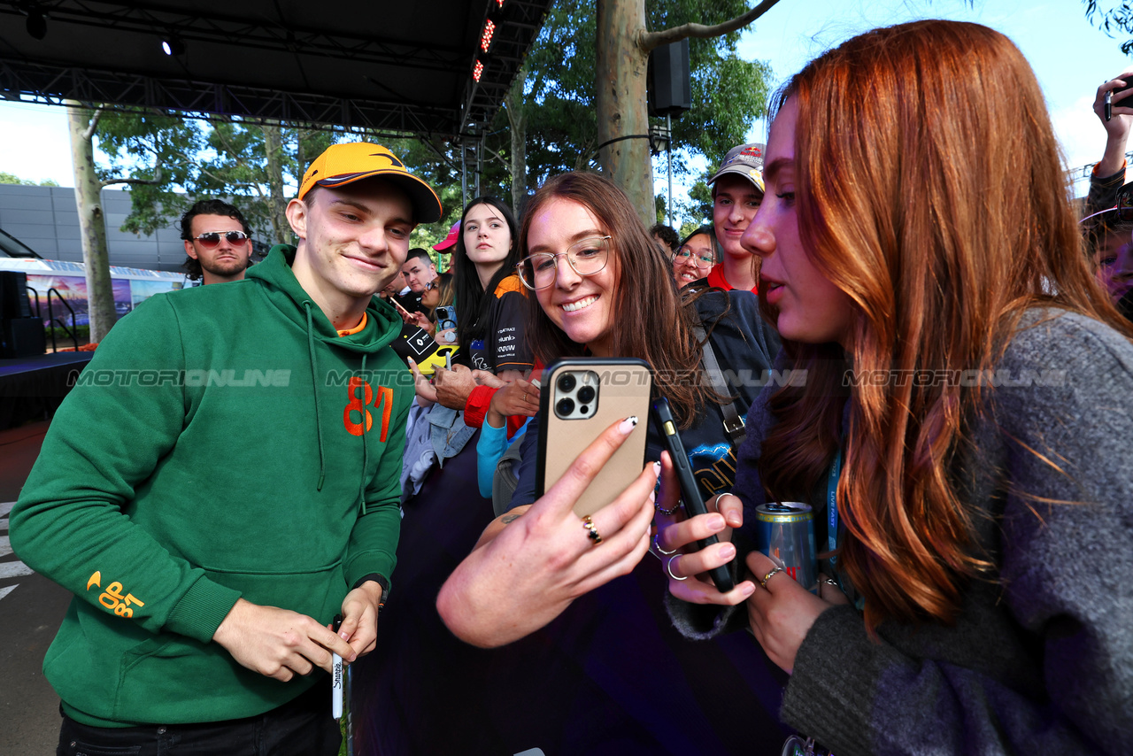 GP AUSTRALIA, Oscar Piastri (AUS) McLaren with fans.

30.03.2023. Formula 1 World Championship, Rd 3, Australian Grand Prix, Albert Park, Melbourne, Australia, Preparation Day.

 - www.xpbimages.com, EMail: requests@xpbimages.com ¬© Copyright: Coates / XPB Images