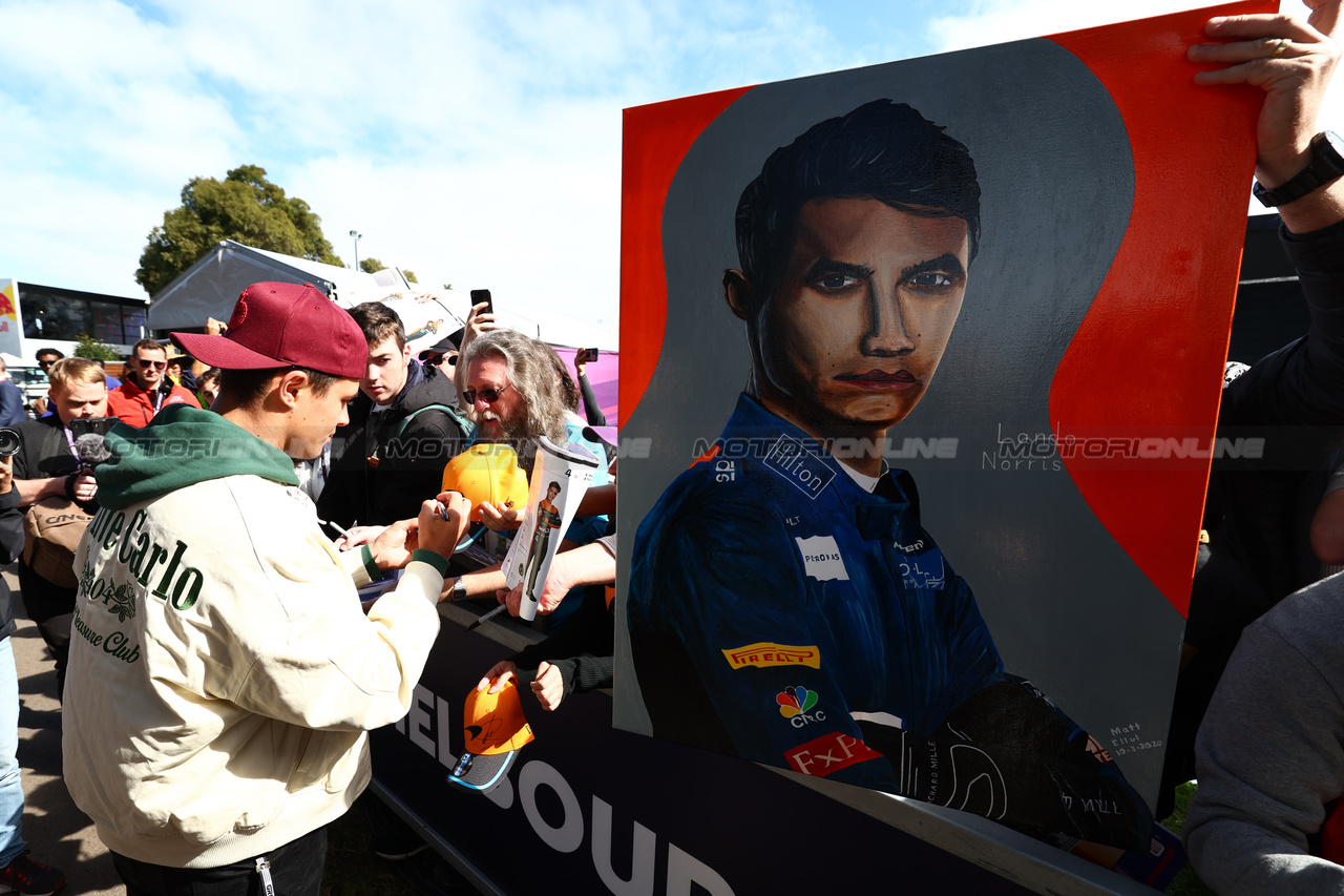 GP AUSTRALIA, Lando Norris (GBR) McLaren with fans.

30.03.2023. Formula 1 World Championship, Rd 3, Australian Grand Prix, Albert Park, Melbourne, Australia, Preparation Day.

 - www.xpbimages.com, EMail: requests@xpbimages.com ¬© Copyright: Coates / XPB Images