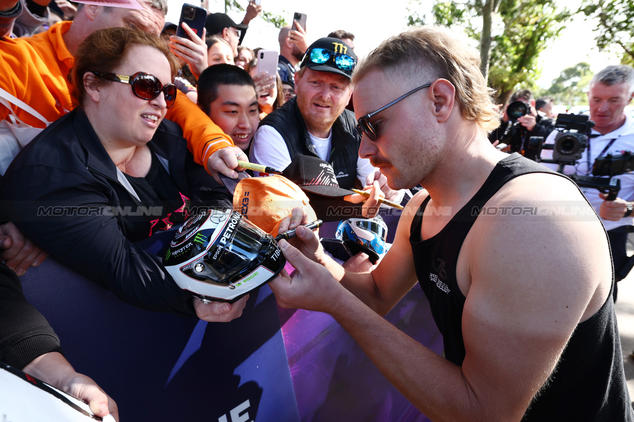 GP AUSTRALIA, Valtteri Bottas (FIN) Alfa Romeo F1 Team with fans.

30.03.2023. Formula 1 World Championship, Rd 3, Australian Grand Prix, Albert Park, Melbourne, Australia, Preparation Day.

 - www.xpbimages.com, EMail: requests@xpbimages.com ¬© Copyright: Coates / XPB Images