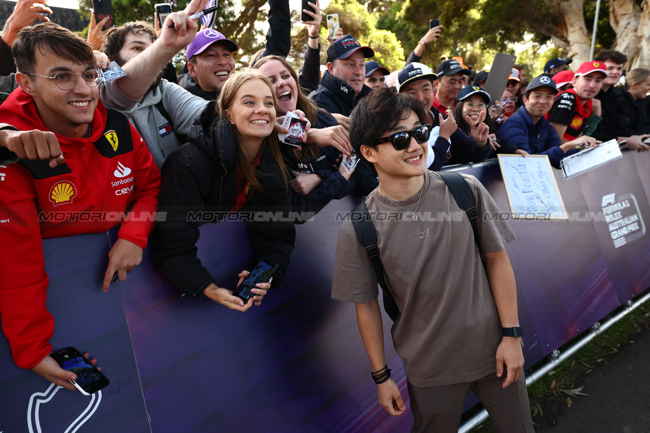 GP AUSTRALIA, Yuki Tsunoda (JPN) AlphaTauri with fans.

30.03.2023. Formula 1 World Championship, Rd 3, Australian Grand Prix, Albert Park, Melbourne, Australia, Preparation Day.

 - www.xpbimages.com, EMail: requests@xpbimages.com ¬© Copyright: Coates / XPB Images