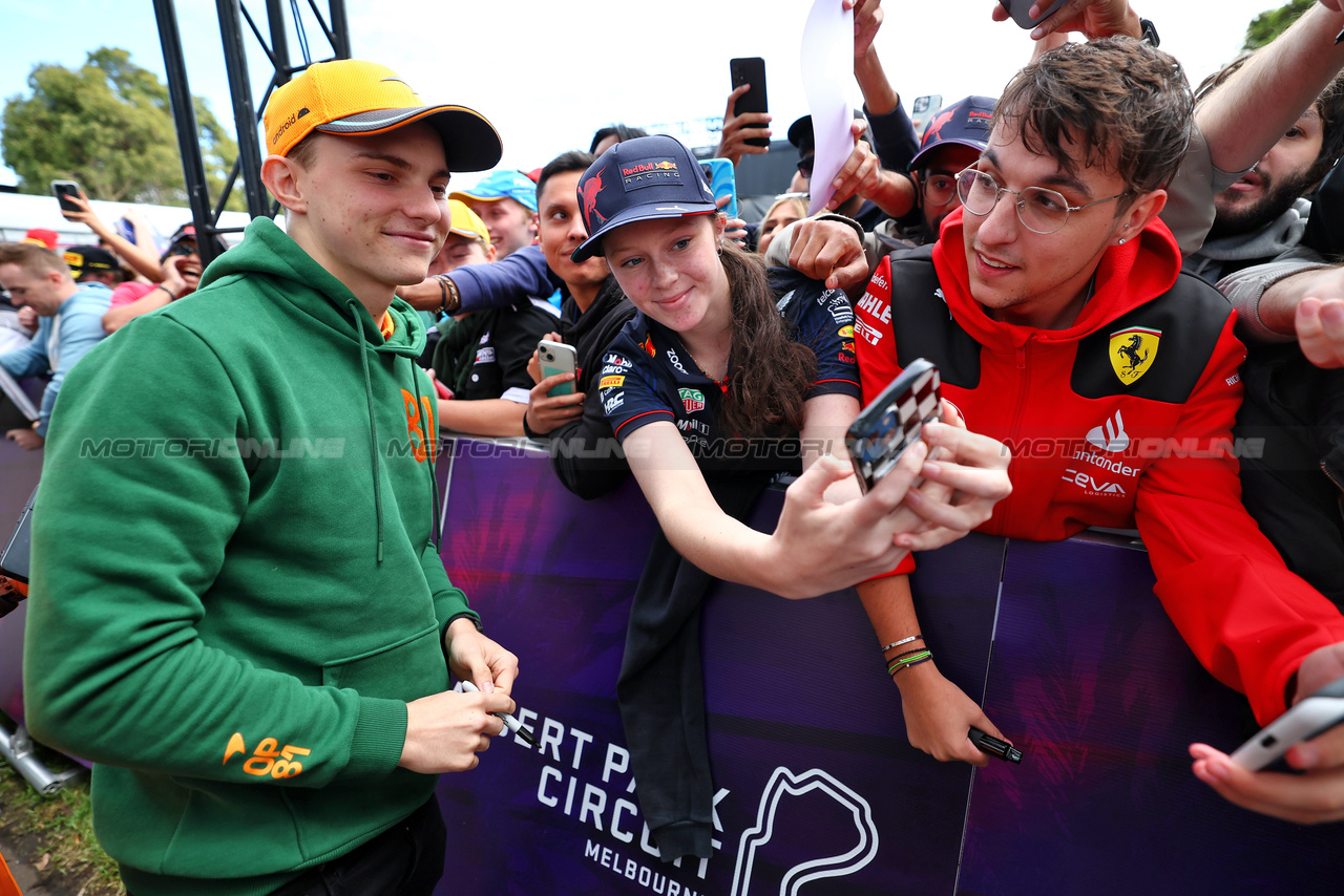 GP AUSTRALIA, Oscar Piastri (AUS) McLaren with fans.

30.03.2023. Formula 1 World Championship, Rd 3, Australian Grand Prix, Albert Park, Melbourne, Australia, Preparation Day.

 - www.xpbimages.com, EMail: requests@xpbimages.com ¬© Copyright: Coates / XPB Images