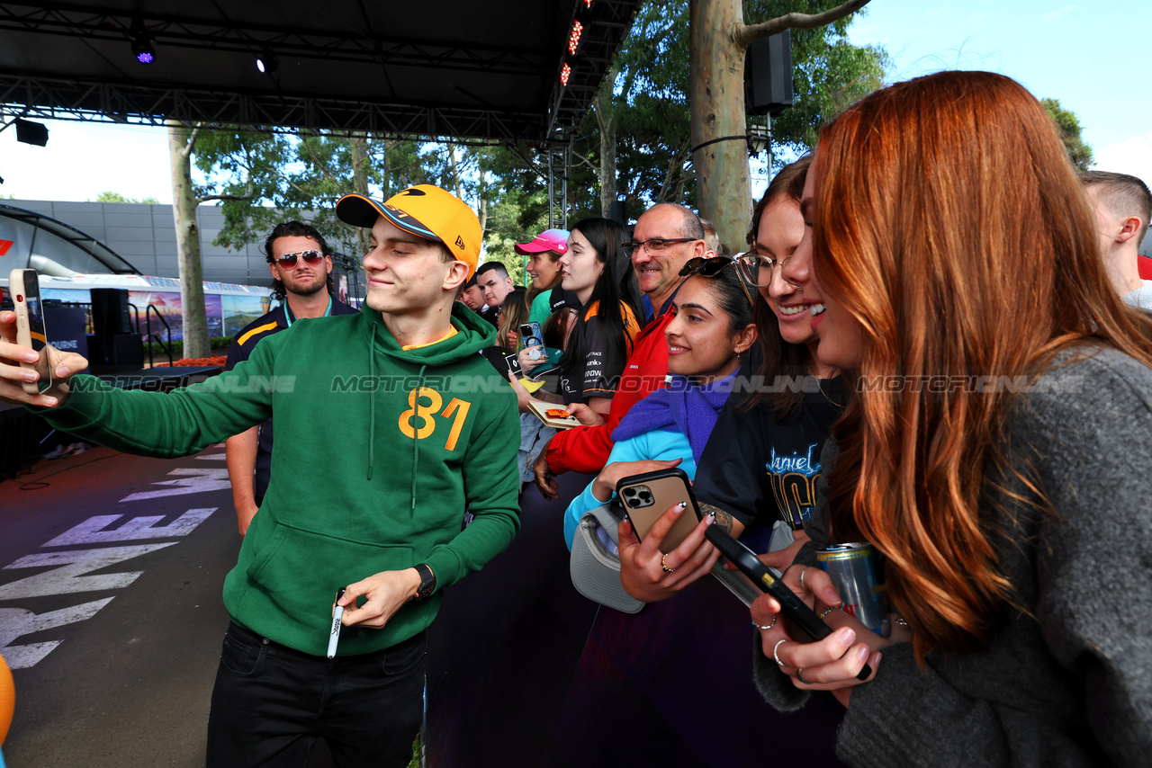 GP AUSTRALIA, Oscar Piastri (AUS) McLaren with fans.

30.03.2023. Formula 1 World Championship, Rd 3, Australian Grand Prix, Albert Park, Melbourne, Australia, Preparation Day.

 - www.xpbimages.com, EMail: requests@xpbimages.com ¬© Copyright: Coates / XPB Images