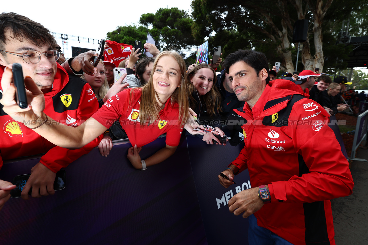GP AUSTRALIA, Carlos Sainz Jr (ESP) Ferrari with fans.

30.03.2023. Formula 1 World Championship, Rd 3, Australian Grand Prix, Albert Park, Melbourne, Australia, Preparation Day.

 - www.xpbimages.com, EMail: requests@xpbimages.com ¬© Copyright: Coates / XPB Images