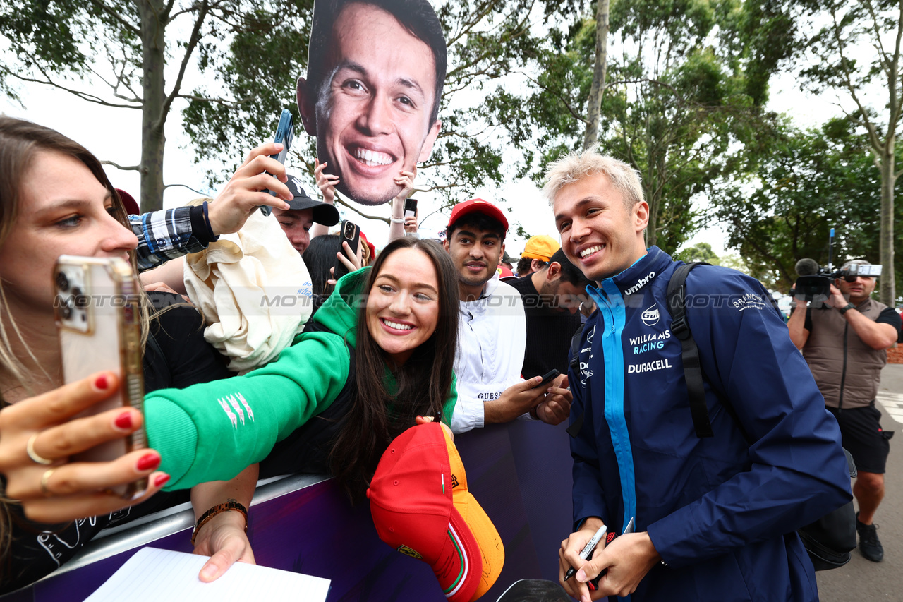 GP AUSTRALIA, Alexander Albon (THA) Williams Racing with fans.

30.03.2023. Formula 1 World Championship, Rd 3, Australian Grand Prix, Albert Park, Melbourne, Australia, Preparation Day.

 - www.xpbimages.com, EMail: requests@xpbimages.com ¬© Copyright: Coates / XPB Images