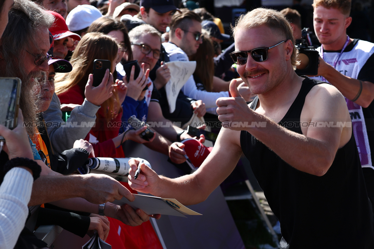 GP AUSTRALIA, Valtteri Bottas (FIN) Alfa Romeo F1 Team with fans.

30.03.2023. Formula 1 World Championship, Rd 3, Australian Grand Prix, Albert Park, Melbourne, Australia, Preparation Day.

 - www.xpbimages.com, EMail: requests@xpbimages.com ¬© Copyright: Coates / XPB Images