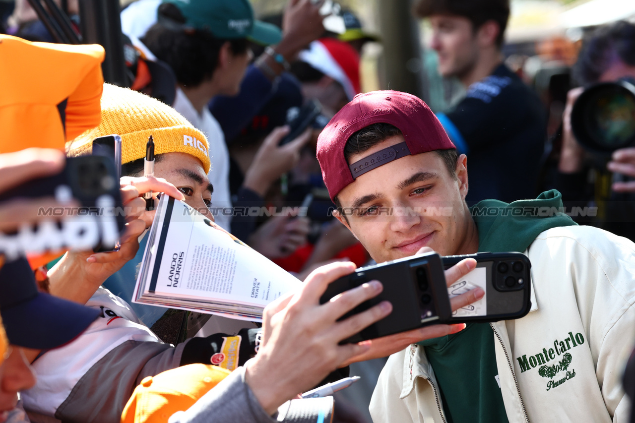 GP AUSTRALIA, Lando Norris (GBR) McLaren with fans.

30.03.2023. Formula 1 World Championship, Rd 3, Australian Grand Prix, Albert Park, Melbourne, Australia, Preparation Day.

 - www.xpbimages.com, EMail: requests@xpbimages.com ¬© Copyright: Coates / XPB Images