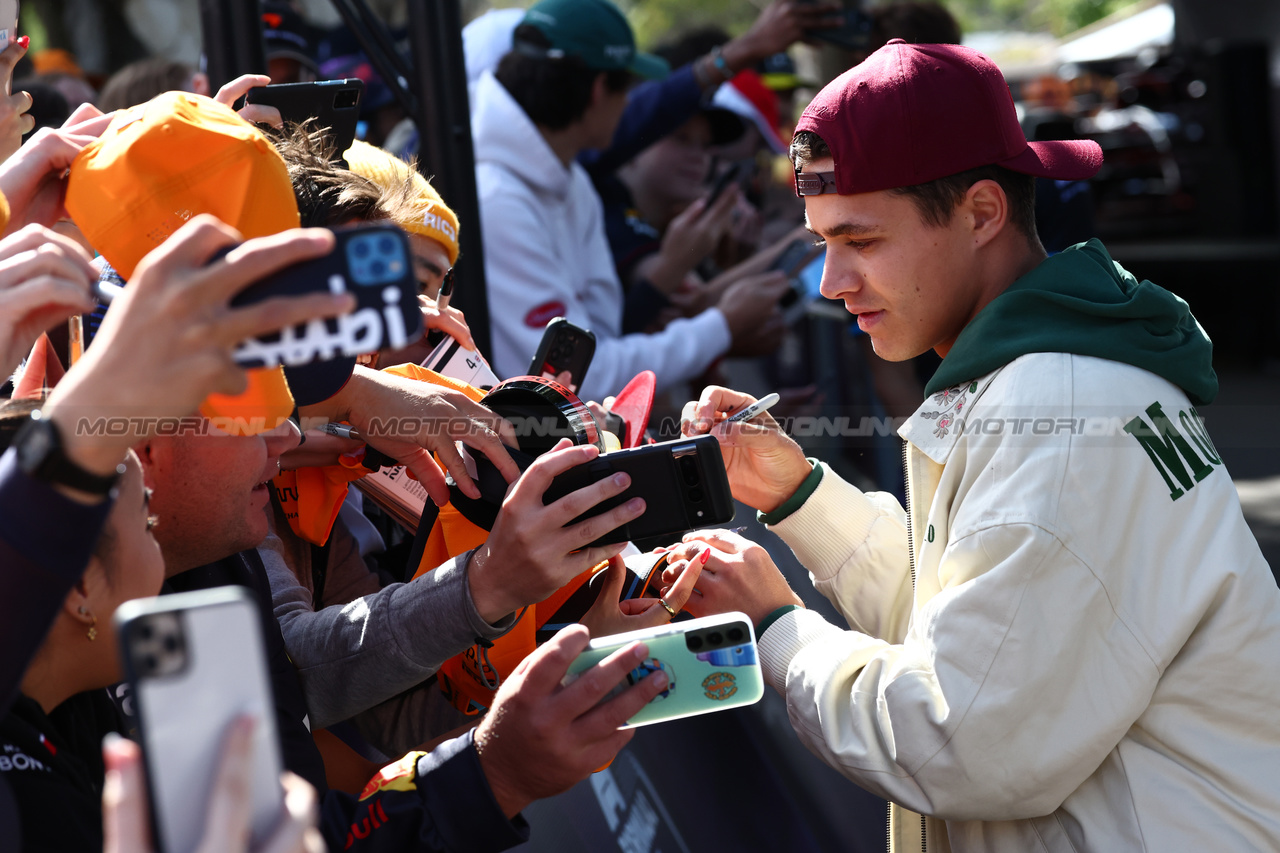 GP AUSTRALIA, Lando Norris (GBR) McLaren with fans.

30.03.2023. Formula 1 World Championship, Rd 3, Australian Grand Prix, Albert Park, Melbourne, Australia, Preparation Day.

 - www.xpbimages.com, EMail: requests@xpbimages.com ¬© Copyright: Coates / XPB Images
