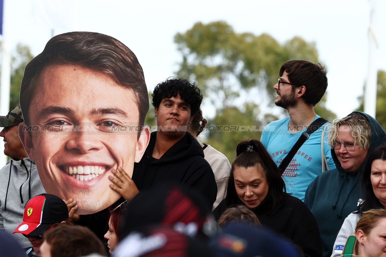 GP AUSTRALIA, Circuit Atmosfera - fans e a Nyck de Vries (NLD) AlphaTauri face cut-out.

30.03.2023. Formula 1 World Championship, Rd 3, Australian Grand Prix, Albert Park, Melbourne, Australia, Preparation Day.

 - www.xpbimages.com, EMail: requests@xpbimages.com ¬© Copyright: Coates / XPB Images