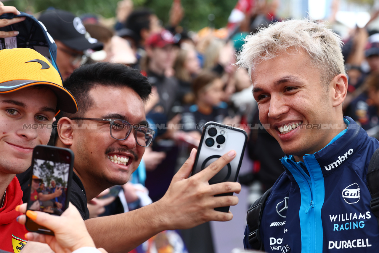 GP AUSTRALIA, Alexander Albon (THA) Williams Racing with fans.

30.03.2023. Formula 1 World Championship, Rd 3, Australian Grand Prix, Albert Park, Melbourne, Australia, Preparation Day.

 - www.xpbimages.com, EMail: requests@xpbimages.com ¬© Copyright: Coates / XPB Images
