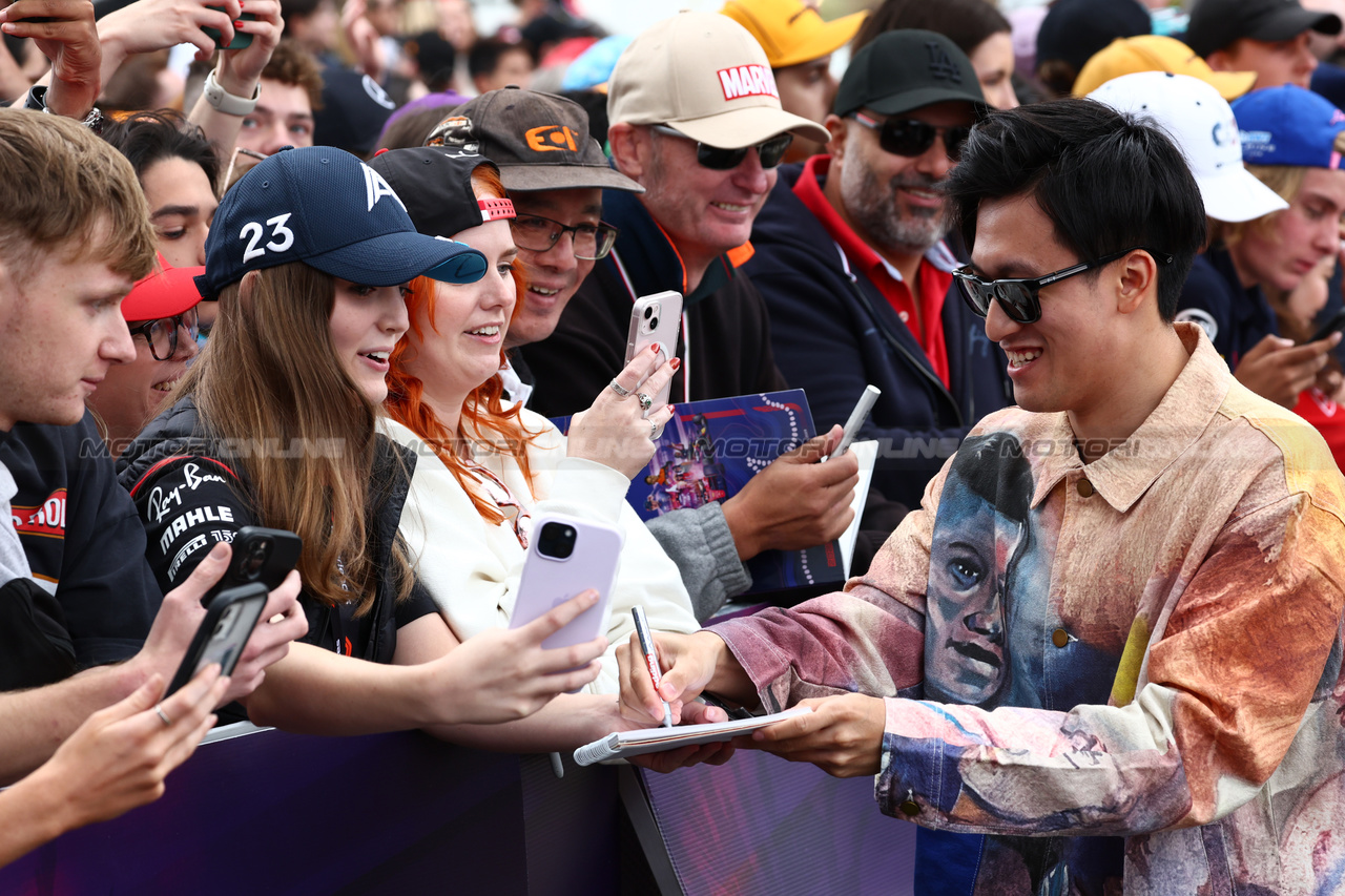 GP AUSTRALIA, Zhou Guanyu (CHN) Alfa Romeo F1 Team with fans.

30.03.2023. Formula 1 World Championship, Rd 3, Australian Grand Prix, Albert Park, Melbourne, Australia, Preparation Day.

 - www.xpbimages.com, EMail: requests@xpbimages.com ¬© Copyright: Coates / XPB Images