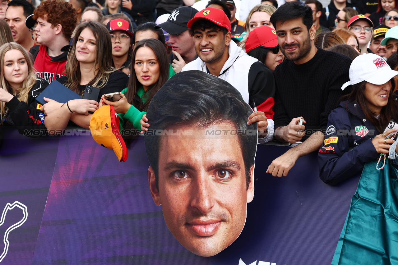 GP AUSTRALIA, Circuit Atmosfera - fans e a Carlos Sainz Jr (ESP) Ferrari face cut-out.

30.03.2023. Formula 1 World Championship, Rd 3, Australian Grand Prix, Albert Park, Melbourne, Australia, Preparation Day.

 - www.xpbimages.com, EMail: requests@xpbimages.com ¬© Copyright: Coates / XPB Images