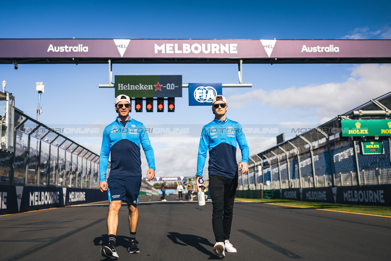 GP AUSTRALIA, Logan Sargeant (USA) Williams Racing (Right) walks the circuit with Ben Jacobs (AUS) Williams Racing Personal Trainer.

29.03.2023. Formula 1 World Championship, Rd 3, Australian Grand Prix, Albert Park, Melbourne, Australia, Preparation Day.

- www.xpbimages.com, EMail: requests@xpbimages.com ¬© Copyright: Bearne / XPB Images