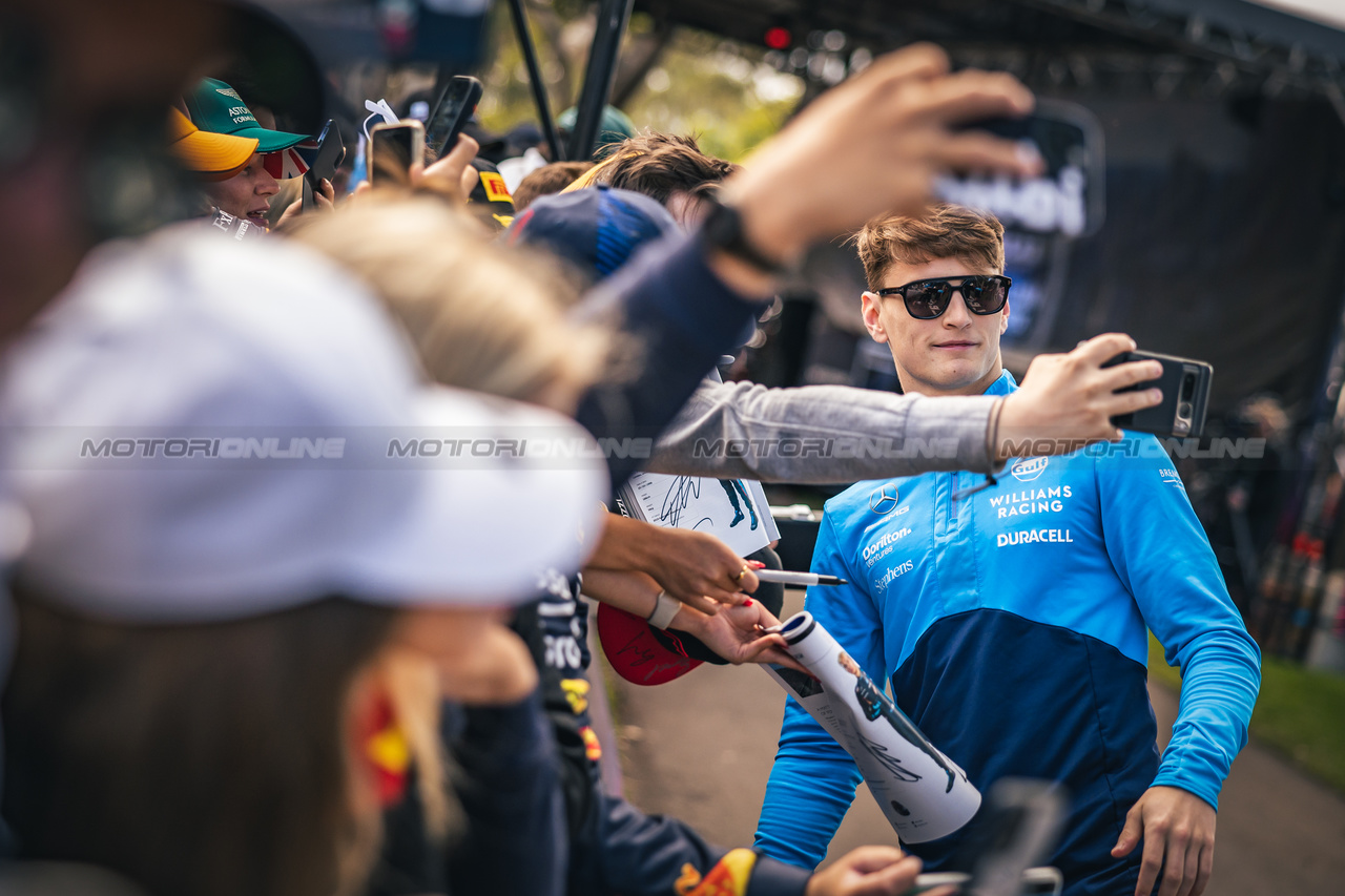 GP AUSTRALIA, Logan Sargeant (USA) Williams Racing.Logan Sargeant (USA) Williams Racing with fans.

30.03.2023. Formula 1 World Championship, Rd 3, Australian Grand Prix, Albert Park, Melbourne, Australia, Preparation Day.

- www.xpbimages.com, EMail: requests@xpbimages.com ¬© Copyright: Bearne / XPB Images