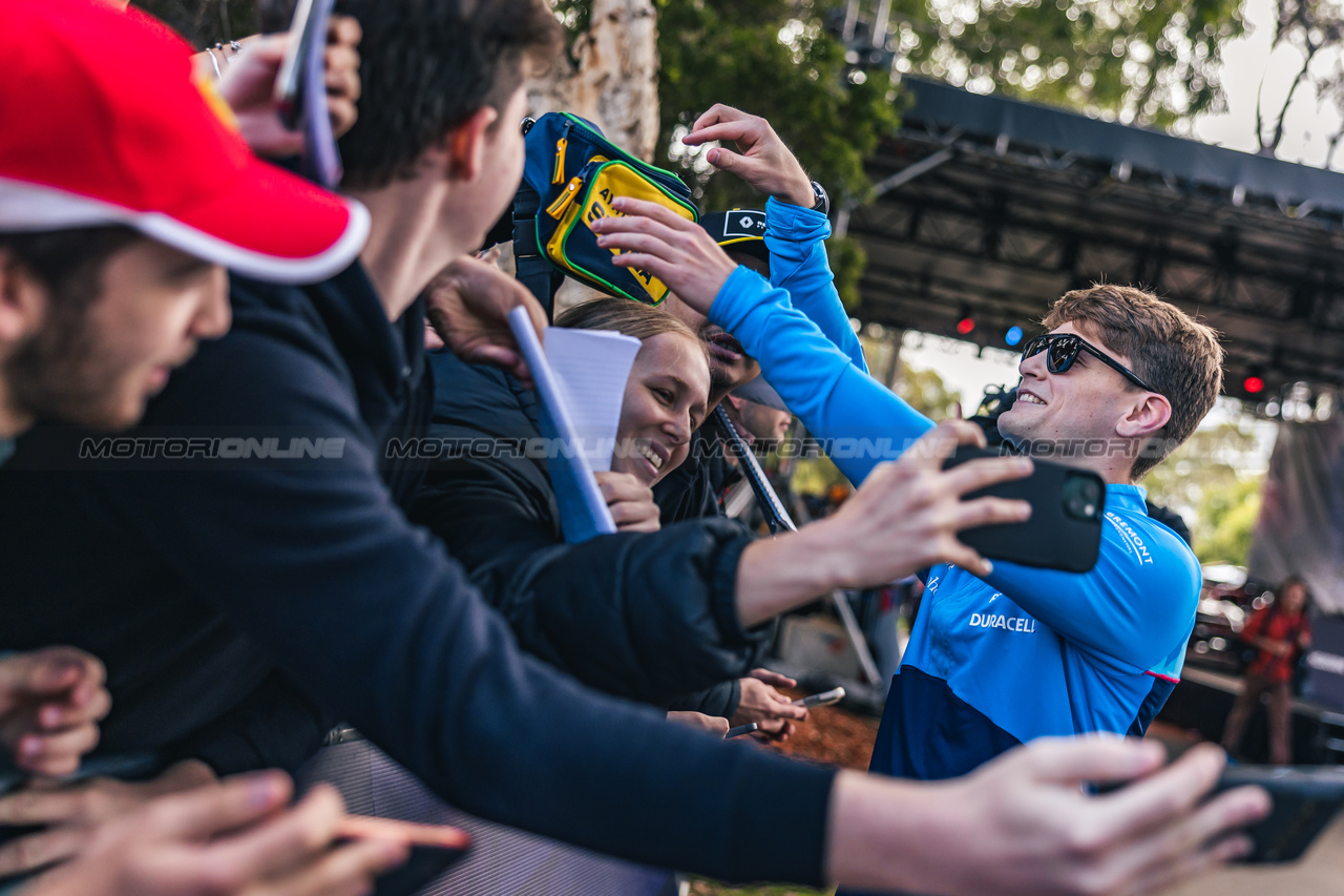 GP AUSTRALIA, Logan Sargeant (USA) Williams Racing.Logan Sargeant (USA) Williams Racing with fans.

30.03.2023. Formula 1 World Championship, Rd 3, Australian Grand Prix, Albert Park, Melbourne, Australia, Preparation Day.

- www.xpbimages.com, EMail: requests@xpbimages.com ¬© Copyright: Bearne / XPB Images