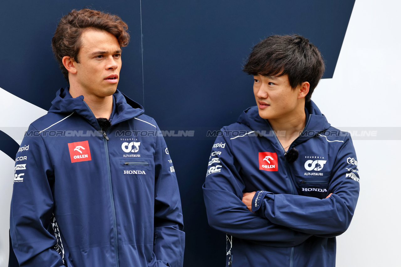 GP AUSTRALIA, (L to R): Nyck de Vries (NLD) AlphaTauri with team mate Yuki Tsunoda (JPN) AlphaTauri.

29.03.2023. Formula 1 World Championship, Rd 3, Australian Grand Prix, Albert Park, Melbourne, Australia, Preparation Day.

 - www.xpbimages.com, EMail: requests@xpbimages.com ¬© Copyright: Coates / XPB Images