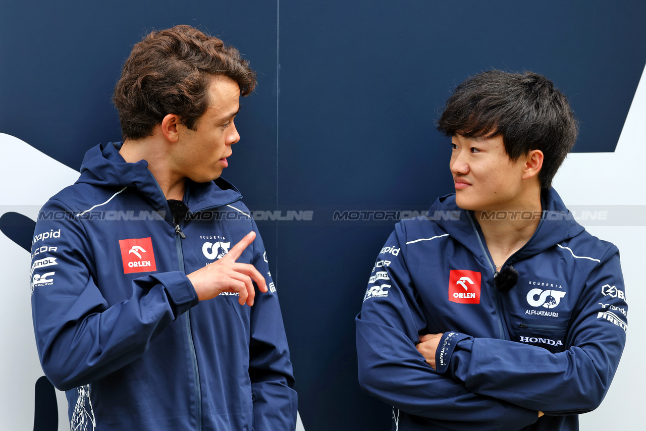GP AUSTRALIA, (L to R): Nyck de Vries (NLD) AlphaTauri with team mate Yuki Tsunoda (JPN) AlphaTauri.

29.03.2023. Formula 1 World Championship, Rd 3, Australian Grand Prix, Albert Park, Melbourne, Australia, Preparation Day.

 - www.xpbimages.com, EMail: requests@xpbimages.com ¬© Copyright: Coates / XPB Images