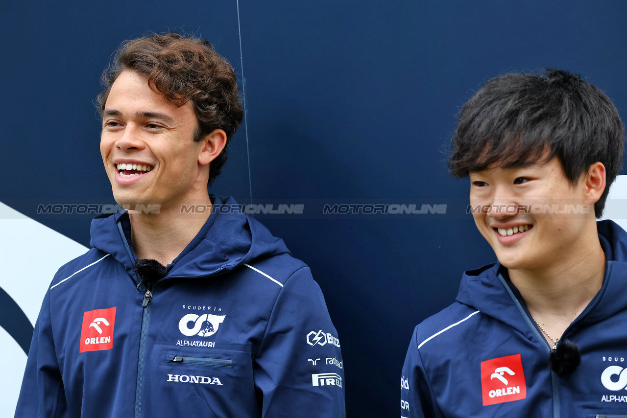 GP AUSTRALIA, (L to R): Nyck de Vries (NLD) AlphaTauri with team mate Yuki Tsunoda (JPN) AlphaTauri.

29.03.2023. Formula 1 World Championship, Rd 3, Australian Grand Prix, Albert Park, Melbourne, Australia, Preparation Day.

 - www.xpbimages.com, EMail: requests@xpbimages.com ¬© Copyright: Coates / XPB Images