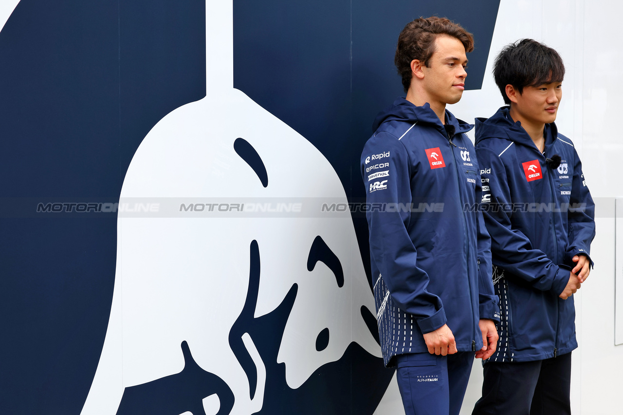 GP AUSTRALIA, (L to R): Nyck de Vries (NLD) AlphaTauri with team mate Yuki Tsunoda (JPN) AlphaTauri.

29.03.2023. Formula 1 World Championship, Rd 3, Australian Grand Prix, Albert Park, Melbourne, Australia, Preparation Day.

 - www.xpbimages.com, EMail: requests@xpbimages.com ¬© Copyright: Coates / XPB Images