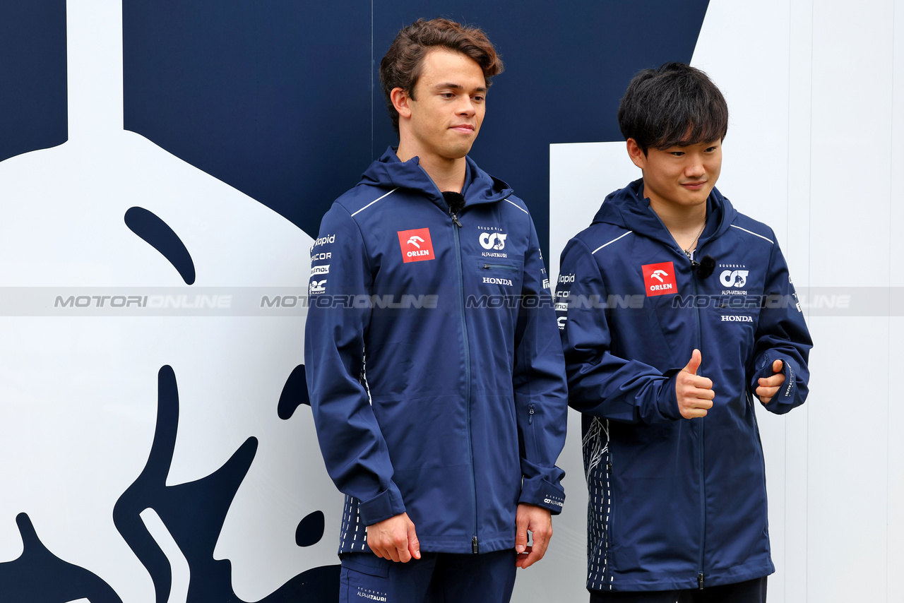 GP AUSTRALIA, (L to R): Nyck de Vries (NLD) AlphaTauri with team mate Yuki Tsunoda (JPN) AlphaTauri.

29.03.2023. Formula 1 World Championship, Rd 3, Australian Grand Prix, Albert Park, Melbourne, Australia, Preparation Day.

 - www.xpbimages.com, EMail: requests@xpbimages.com ¬© Copyright: Coates / XPB Images