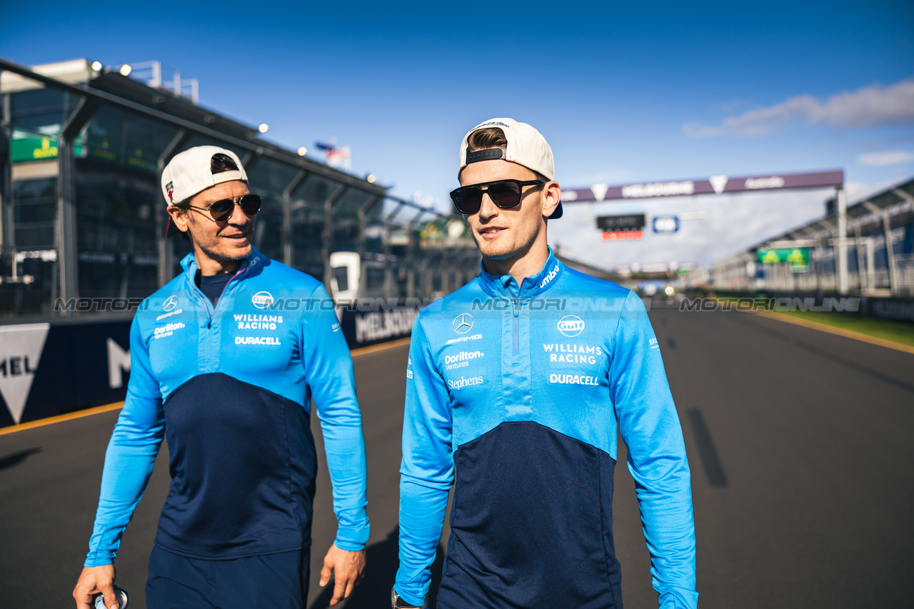 GP AUSTRALIA, Logan Sargeant (USA) Williams Racing (Right) walks the circuit with Ben Jacobs (AUS) Williams Racing Personal Trainer.

29.03.2023. Formula 1 World Championship, Rd 3, Australian Grand Prix, Albert Park, Melbourne, Australia, Preparation Day.

- www.xpbimages.com, EMail: requests@xpbimages.com ¬© Copyright: Bearne / XPB Images