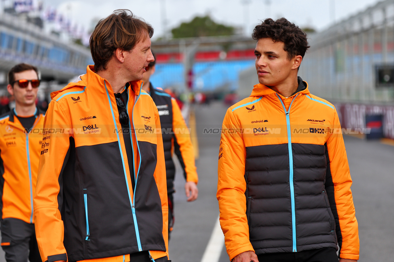 GP AUSTRALIA, Lando Norris (GBR) McLaren walks the circuit with the team.

29.03.2023. Formula 1 World Championship, Rd 3, Australian Grand Prix, Albert Park, Melbourne, Australia, Preparation Day.

- www.xpbimages.com, EMail: requests@xpbimages.com ¬© Copyright: Batchelor / XPB Images