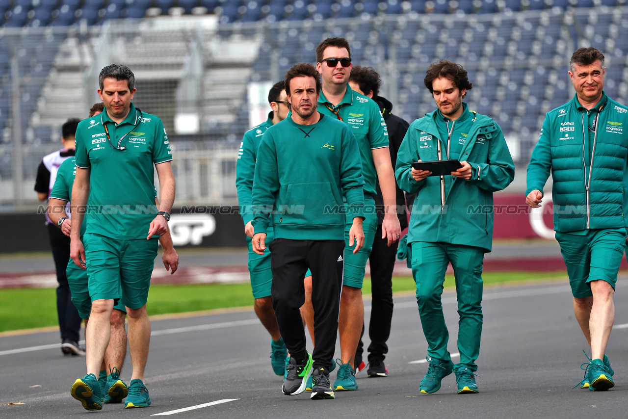 GP AUSTRALIA, Fernando Alonso (ESP) Aston Martin F1 Team walks the circuit with the team.

29.03.2023. Formula 1 World Championship, Rd 3, Australian Grand Prix, Albert Park, Melbourne, Australia, Preparation Day.

- www.xpbimages.com, EMail: requests@xpbimages.com ¬© Copyright: Batchelor / XPB Images