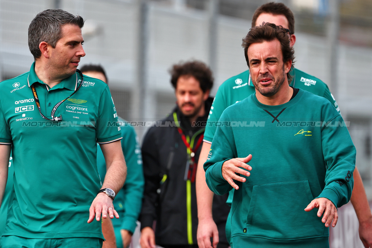 GP AUSTRALIA, Fernando Alonso (ESP) Aston Martin F1 Team walks the circuit with the team.

29.03.2023. Formula 1 World Championship, Rd 3, Australian Grand Prix, Albert Park, Melbourne, Australia, Preparation Day.

- www.xpbimages.com, EMail: requests@xpbimages.com ¬© Copyright: Batchelor / XPB Images