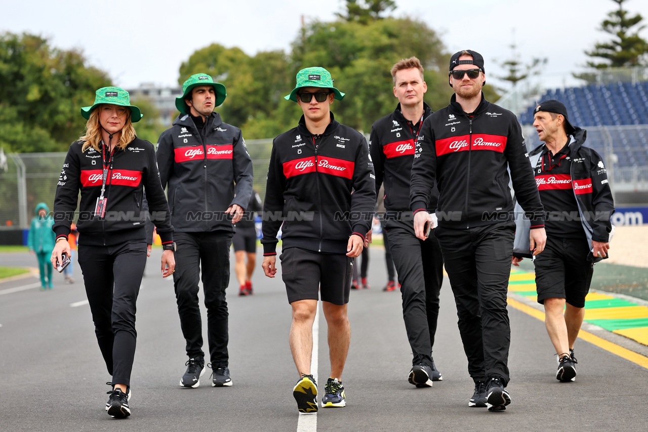 GP AUSTRALIA, Zhou Guanyu (CHN) Alfa Romeo F1 Team walks the circuit with the team.

29.03.2023. Formula 1 World Championship, Rd 3, Australian Grand Prix, Albert Park, Melbourne, Australia, Preparation Day.

- www.xpbimages.com, EMail: requests@xpbimages.com ¬© Copyright: Batchelor / XPB Images